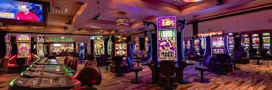 Antarmuka aplikasi mcgg di layar smartphone Android menampilkan menu utama dengan opsi deposit, permainan slot, dan live-dealer